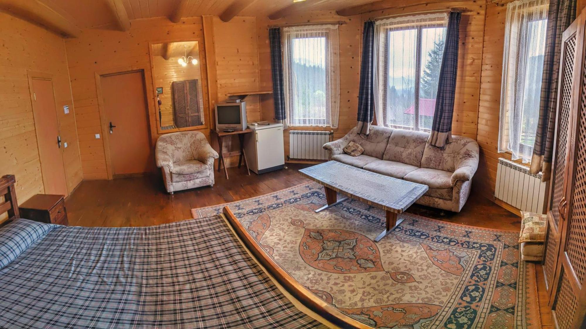 12 Months Estate Guest House Myslovka Ruang foto